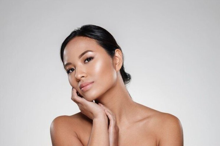 Maquillaje luminoso con técnica de maquillaje strobing